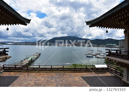 大津市　柳が埼湖畔公園びわこ大津館と琵琶湖 132765503