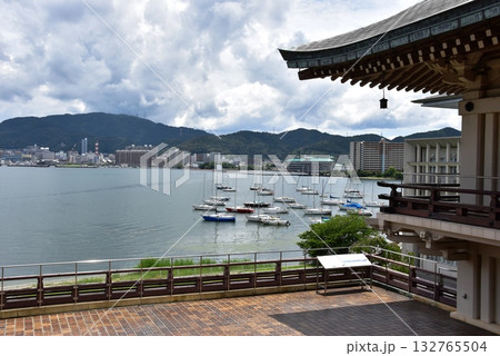 大津市　柳が埼湖畔公園びわこ大津館と琵琶湖 132765504