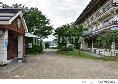 大津市 柳が埼湖畔公園びわこ大津館と英国式庭園入口 大津市 柳が埼湖畔公園びわこ大津館と英国式庭園入口 132765505