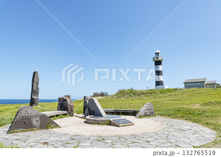 秋田県男鹿市　入道崎灯台と北緯40°モニュメント 132765519