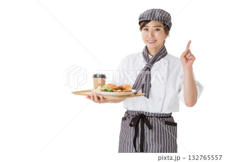 トレーにハンバーガーを持つコックコート姿の若いアジア人女性（切り抜き,きりぬき,おすすめ） 132765557