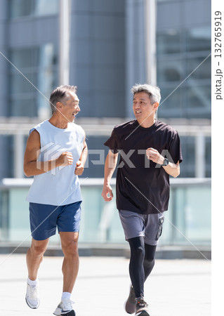 ジョギングするシニア男性 132765919