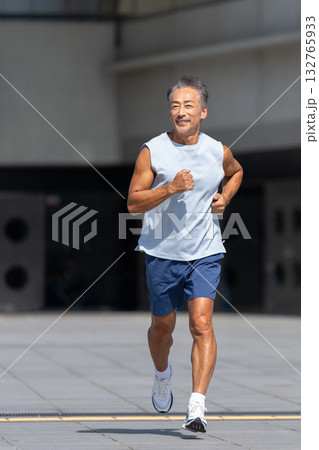 ジョギングをするシニアの男性 132765933