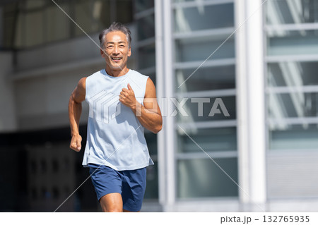 ジョギングをするシニアの男性 132765935