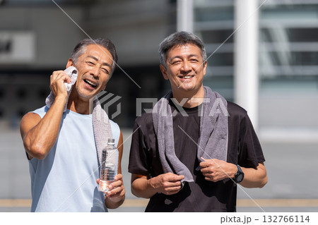 スポーツを楽しむシニアの男性 132766114