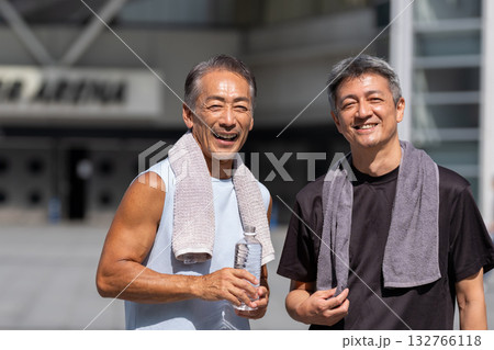 スポーツを楽しむシニアの男性 132766118