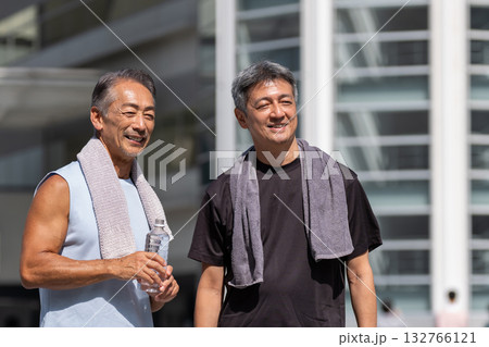 スポーツを楽しむシニアの男性 スポーツを楽しむシニアの男性 132766121