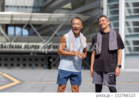 スポーツを楽しむシニアの男性 スポーツを楽しむシニアの男性 132766125