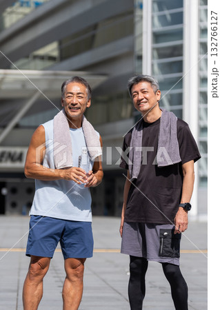 スポーツを楽しむシニアの男性 132766127