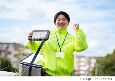 宅食の配達員 132766263