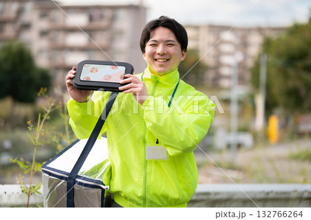 宅食の配達員 宅食の配達員 132766264