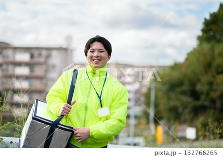 宅食の配達員 宅食の配達員 132766265