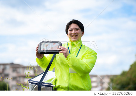 宅食の配達員 132766266