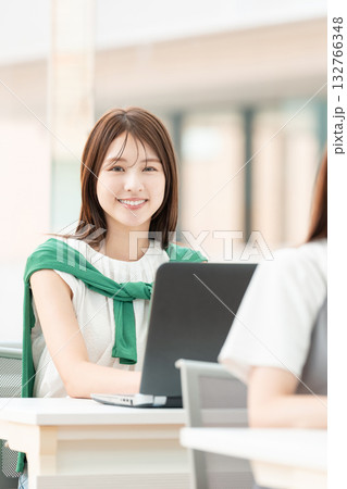 女子大生　授業　パソコン 132766348