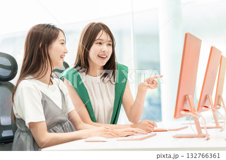 オフィスで働く若いビジネスウーマン 132766361