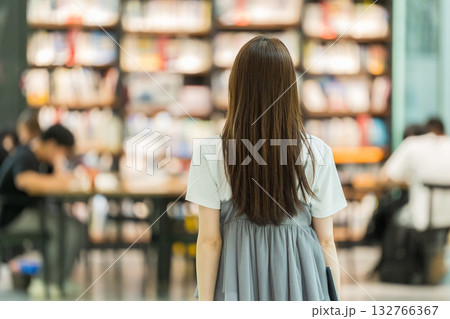 大学生 図書館 女性 大学生 図書館 女性 132766367
