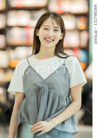 大学生 図書館 女性 大学生 図書館 女性 132766369