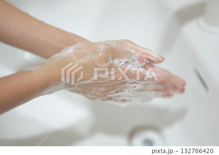 石鹸で手を洗う子供の手 132766420