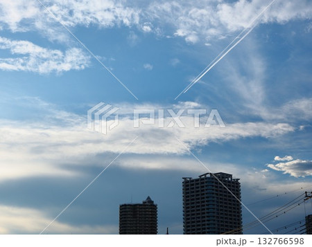 青空を横切る飛行機雲 132766598
