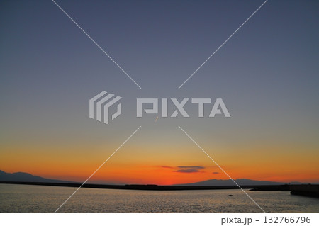 長洲港から眺める夕焼け空 132766796