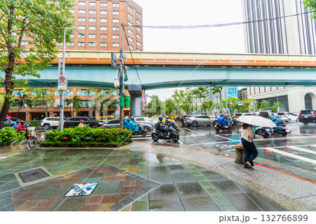 台湾　沢山のバイクが利用される雨の台北市内 132766899