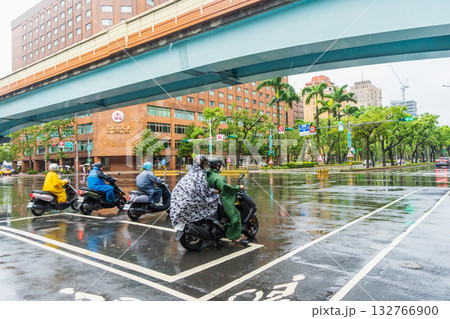 台湾 沢山のバイクが利用される雨の台北市内 台湾 沢山のバイクが利用される雨の台北市内 132766900