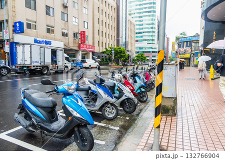 台湾 沢山のバイクが利用される雨の台北市内 台湾 沢山のバイクが利用される雨の台北市内 132766904