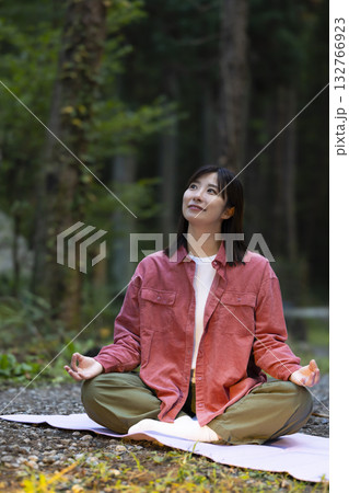 自然の中で瞑想をする女性 自然の中で瞑想をする女性 132766923