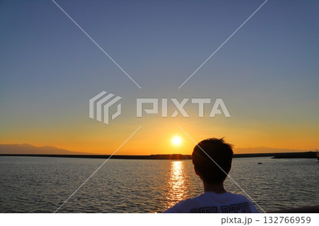 海に沈む夕日を眺める少年 海に沈む夕日を眺める少年 132766959