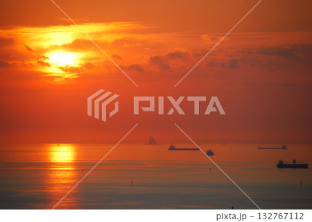 千葉ポートタワーから望む東京湾の夕日、黄金色に輝く海面と夕焼けのパノラマ 千葉ポートタワーから望む東京湾の夕日、黄金色に輝く海面と夕焼けのパノラマ 132767112