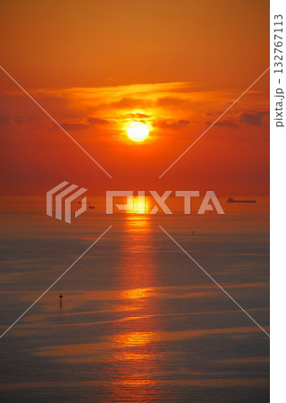 千葉ポートタワーから望む東京湾の夕日、黄金色に輝く海面と夕焼けのパノラマ 千葉ポートタワーから望む東京湾の夕日、黄金色に輝く海面と夕焼けのパノラマ 132767113