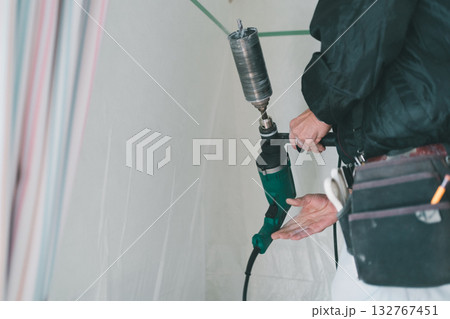 installation of an air conditioner 132767451