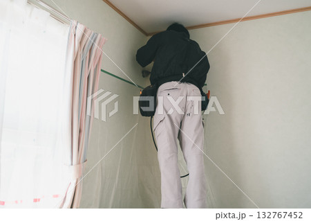 installation of an air conditioner 132767452