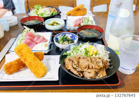 港の民宿の美味しい晩御飯。座間味島座間味港 沖縄県島尻郡慶良間諸島-2025 沖縄本島から40km西 132767645