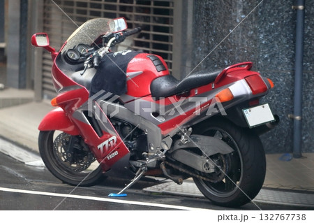 駐車中のオートバイ　イメージ 132767738
