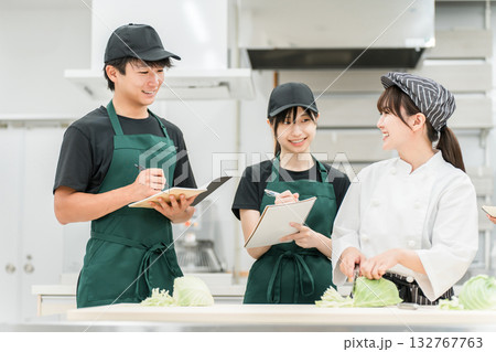 調理師のセミナー・勉強会で教える講師の女性(フードコーディネーター・管理栄養士) 調理師のセミナー・勉強会で教える講師の女性(フードコーディネーター・管理栄養士) 132767763