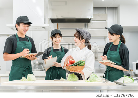 調理師のセミナー・勉強会で教える講師の女性(フードコーディネーター・管理栄養士) 調理師のセミナー・勉強会で教える講師の女性(フードコーディネーター・管理栄養士) 132767766