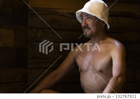サウナを楽しむ50代男性 132767811