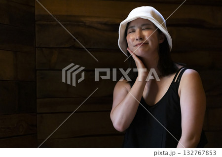 サウナを楽しむ女性 サウナを楽しむ女性 132767853