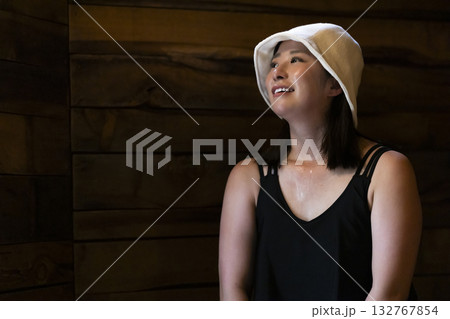 サウナを楽しむ女性 132767854