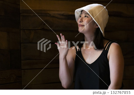 サウナを楽しむ女性 132767855