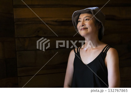 サウナを楽しむ女性 サウナを楽しむ女性 132767865