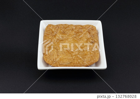 じっくりと揚げた和食に欠かせない油揚げの美 132768028