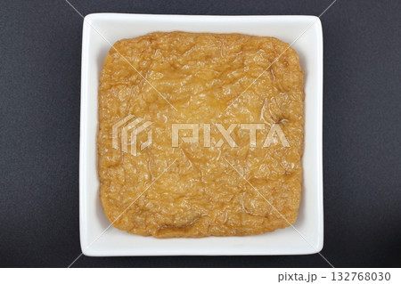 白い器に盛り付けられた日本の食卓を彩る油揚げ 白い器に盛り付けられた日本の食卓を彩る油揚げ 132768030