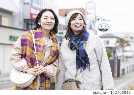 お出かけする仲良し親子 お出かけする仲良し親子 132768032