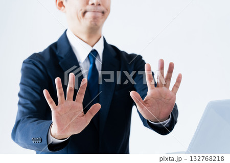 ストップのジェスチャーをする男性 132768218