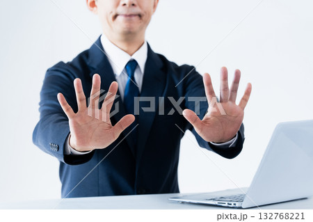 ストップのジェスチャーをする男性 132768221