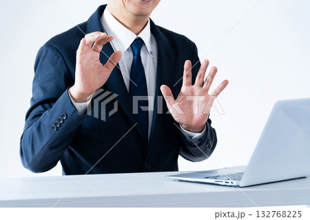 ストップのジェスチャーをする男性 ストップのジェスチャーをする男性 132768225
