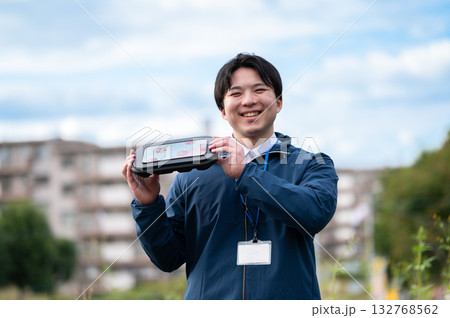 宅食業者の男性 132768562