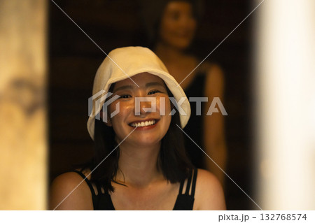 サウナを楽しむ女性 サウナを楽しむ女性 132768574